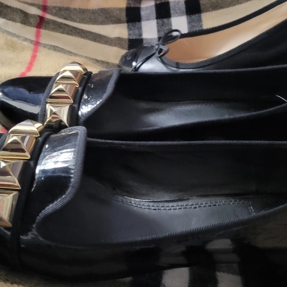 TORY BURCH PATENT LEATHER GOLD STUDS PUMPS ASHER SZ 8 MEDIUM BLACK - Picture 7 of 16